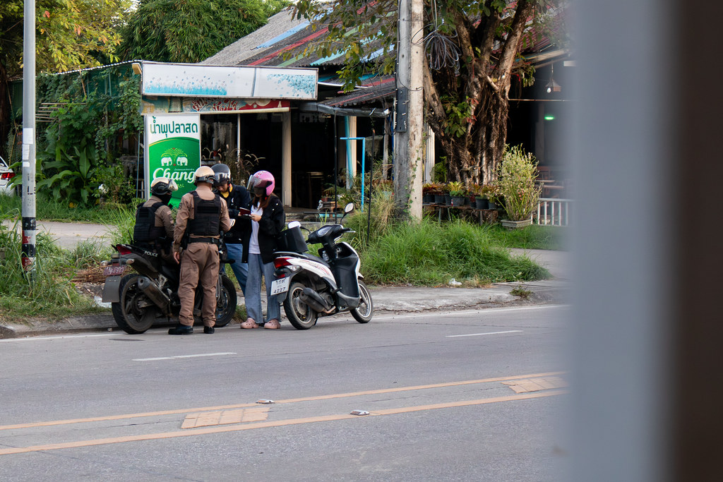 Police check to the motorcyclists in Mae Sot (Photo from El Kylo Mhu)