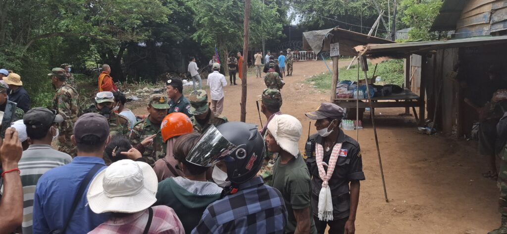 Cambodian military personnel blocked civilians from approaching a wall of barbed wire and tires in the disputed Chouk Chey village on Aug. 26, 2025. (Danielle Keeton-Olsen/Mekong Independent)