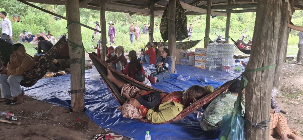 Civilians sit in a campsite near the site of a confrontation between Chouk Chey residents and Thai soldiers in the disputed village on Aug. 26, 2025. (Danielle Keeton-Olsen/Mekong Independent)