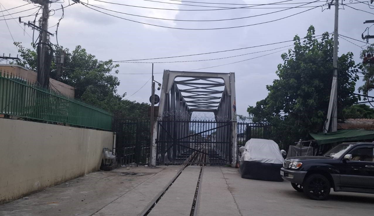 The border bridge to Thailand is closed on August 25, 2025 in Cambodia's Poipet city among land border closures during the Thailand-Cambodia border conflict. (Danielle Keeton-Olsen/Mekong Independent/Creative Commons)