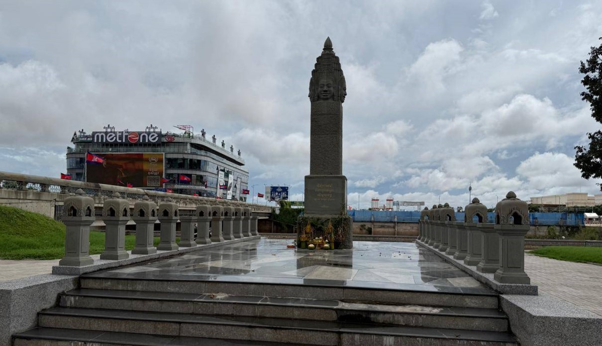 The crowd crush memorial constructed in memory of 353 civilians who died in a 2010 crowd crush, captured in Phnom Penh on Nov. 6, 2025. (Ly Lin/Mekong Independent/Creative Commons)