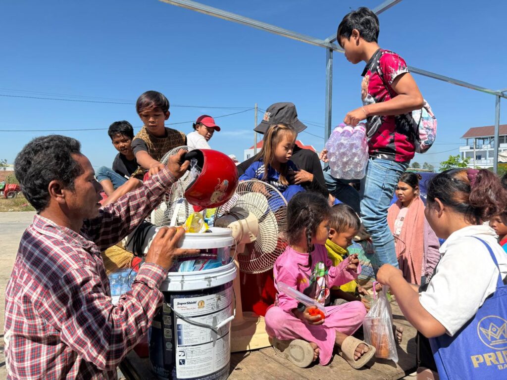 A family repacks their belongings to move out of the internally displaced persons camp at Chamkar Ta Dok market in Cambodia's Banteay Meanchey province in search of a new location on December 16, 2025. (Mech Dara/Mekong Independent)