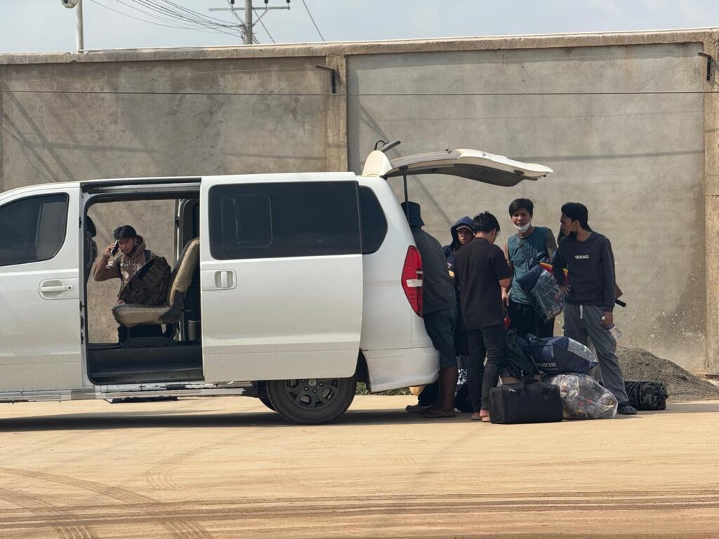 Foreign workers load their luggage into a van to leave a scam complex in Cambodia's Tbong Khmum province, identified by Cyberscam Monitor as Anlong Chrey Resort, on January 17, 2026. (Mech Dara/Mekong Independent)