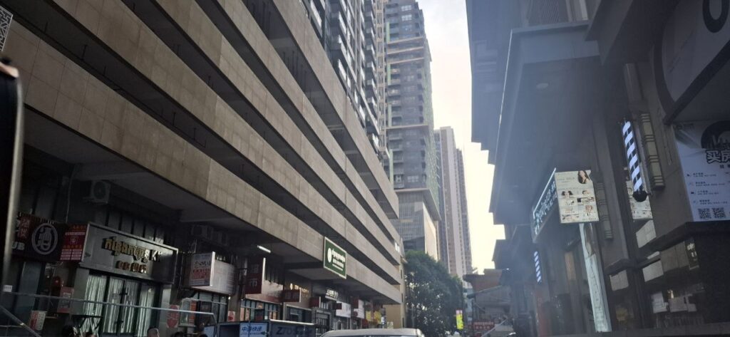 The alley between Prince Modern Plaza and Yuetai Business Center in Cambodia's Phnom Penh city, where a number of restaurants have closed down after a mass departure of foreign staff. (Danielle Keeton-Olsen/Mekong Independent)