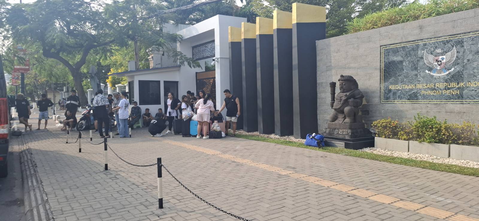 Foreign workers wait outside the Indonesian Embassy in Phnom Penh on January 19, 2026. (Danielle Keeton-Olsen/Mekong Independent/Creative Commons)