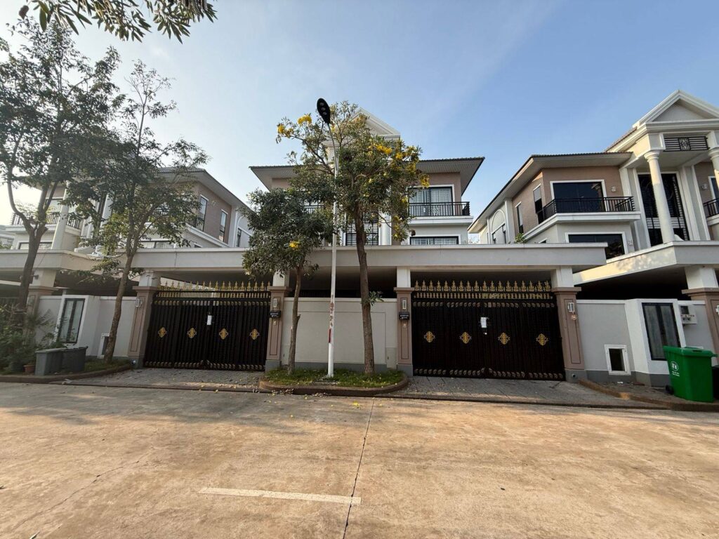 Examples of villas in the Borey Peng Huoth Boeng Snor property in Phnom Penh. (Mech Dara/Mekong Independent/Creative Commons)